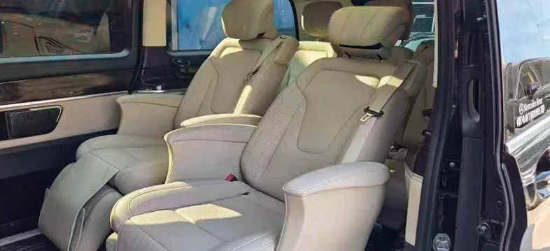 奔驰V 后面外观三