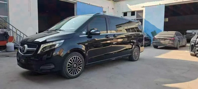 奔驰V 正面外观三