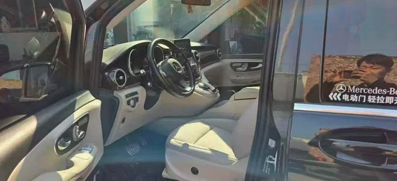 奔驰V 后面外观一