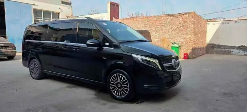 奔驰V 正面外观二