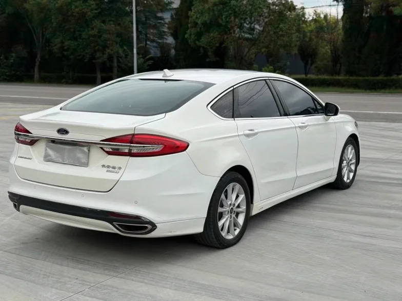 福特蒙迪欧 内饰后排