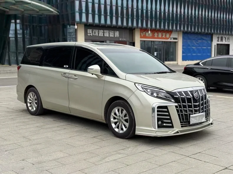 别克GL8 正面外观二