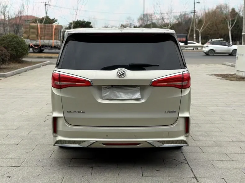 别克GL8 后面外观三