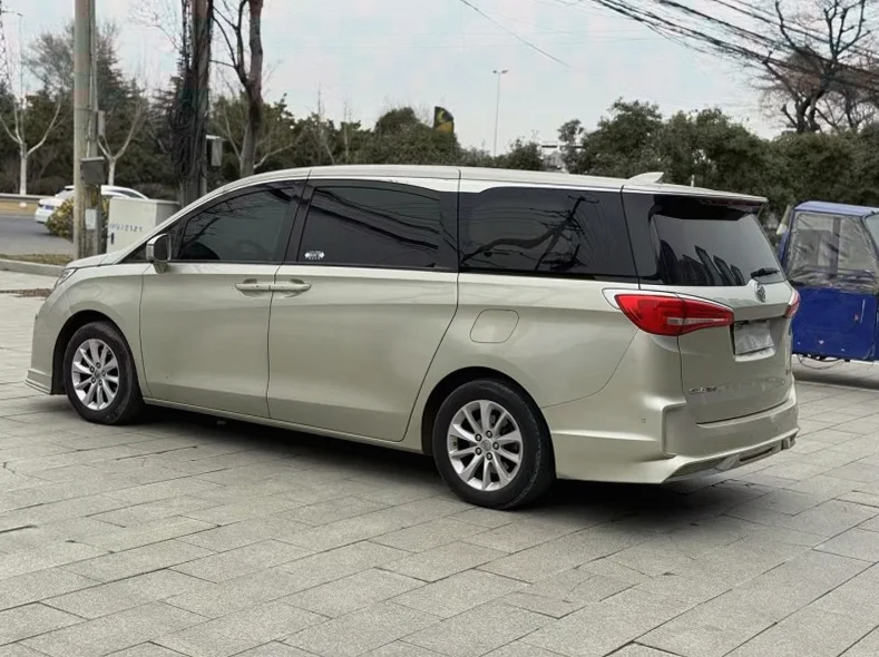 别克GL8 正面外观三