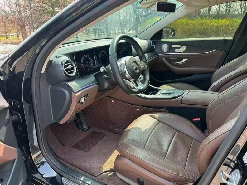 奔驰E 后面外观一