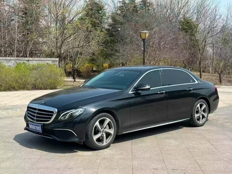 奔驰E 正面外观三