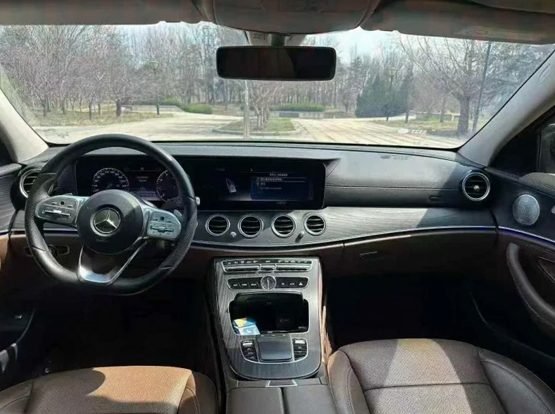 奔驰E 后面外观一