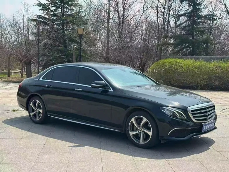 奔驰E 正面外观二