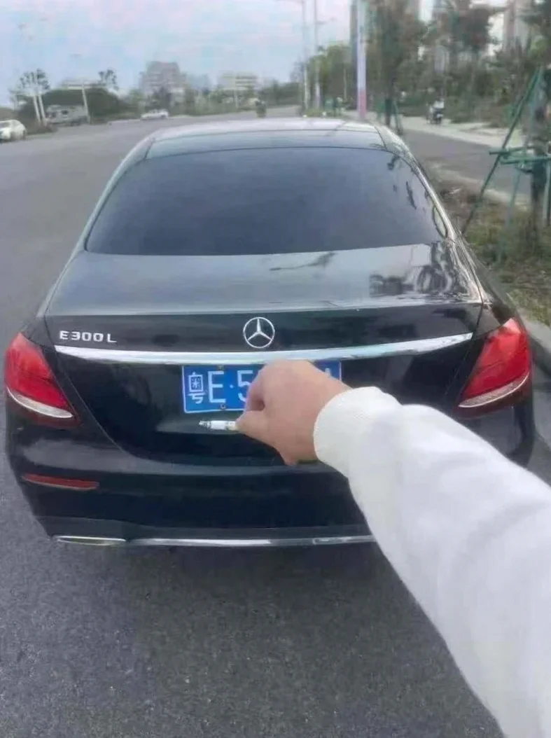 奔驰E 内饰前排