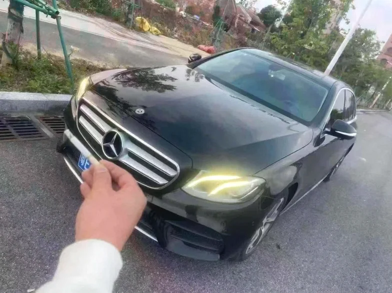 奔驰E 正面外观二