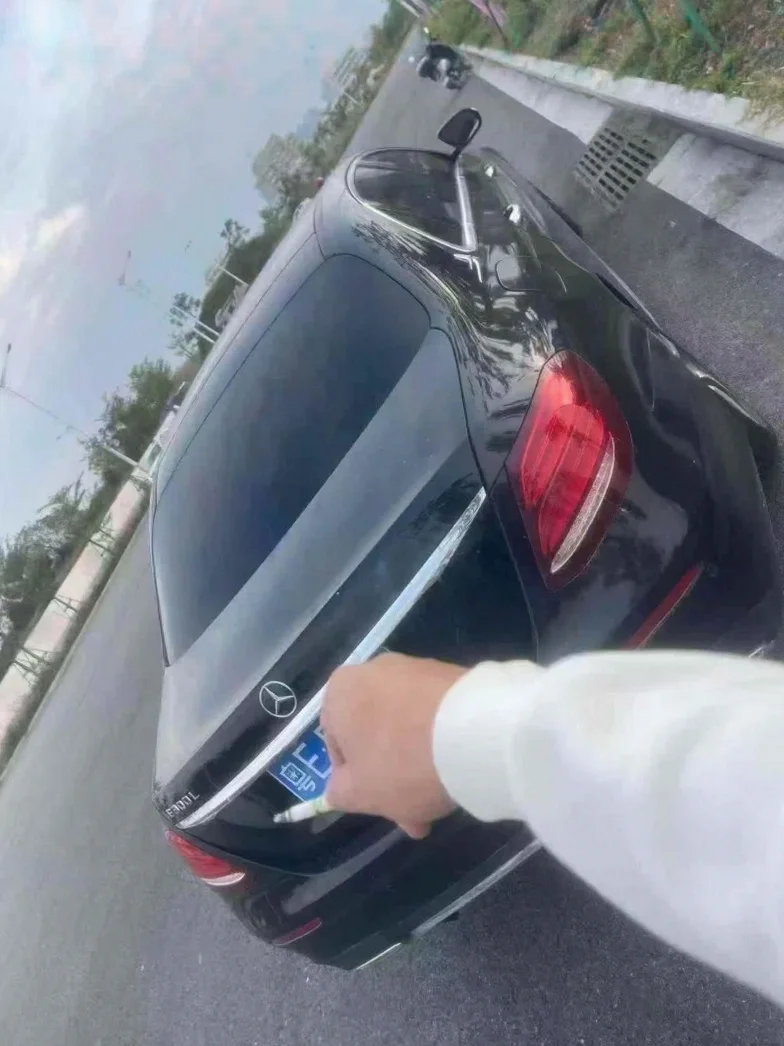 奔驰E 后面外观三