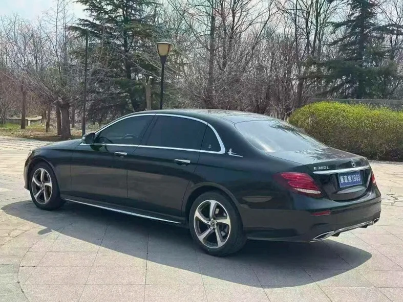 奔驰E 内饰前排