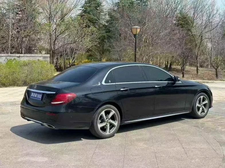 奔驰E 内饰后排