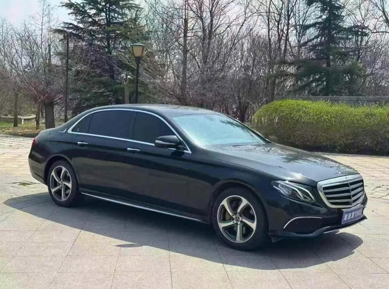 奔驰E 正面外观二