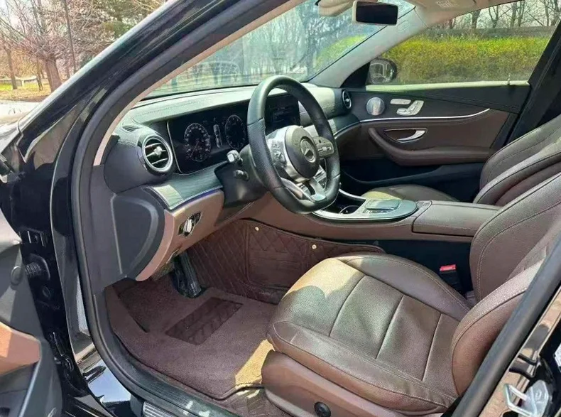 奔驰E 后面外观三