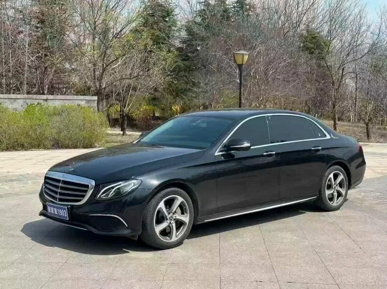 奔驰E 正面外观三