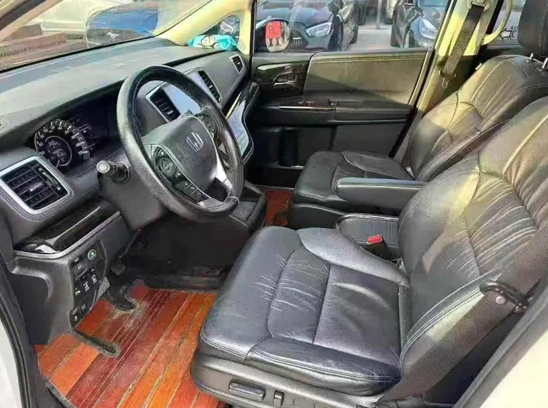 本田奥德赛 后面外观一