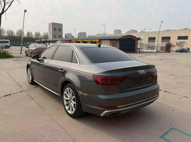 奥迪A4L 内饰前排