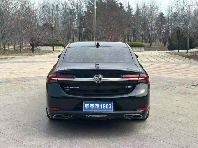 别克君越 驾驶室