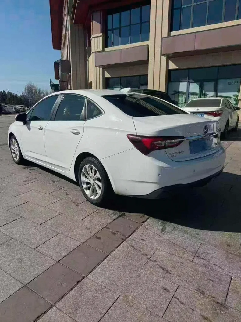 别克威朗 后面外观一