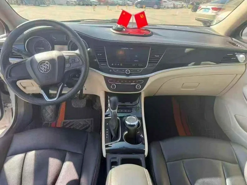 别克威朗 内饰前排