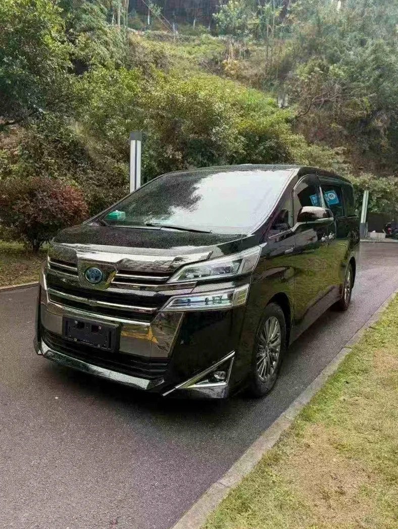 丰田埃尔法 正面外观二