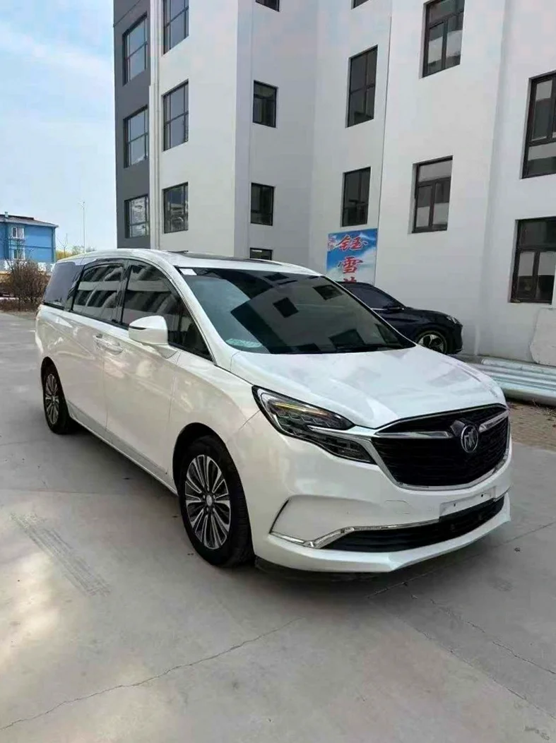 别克GL8 正面外观二