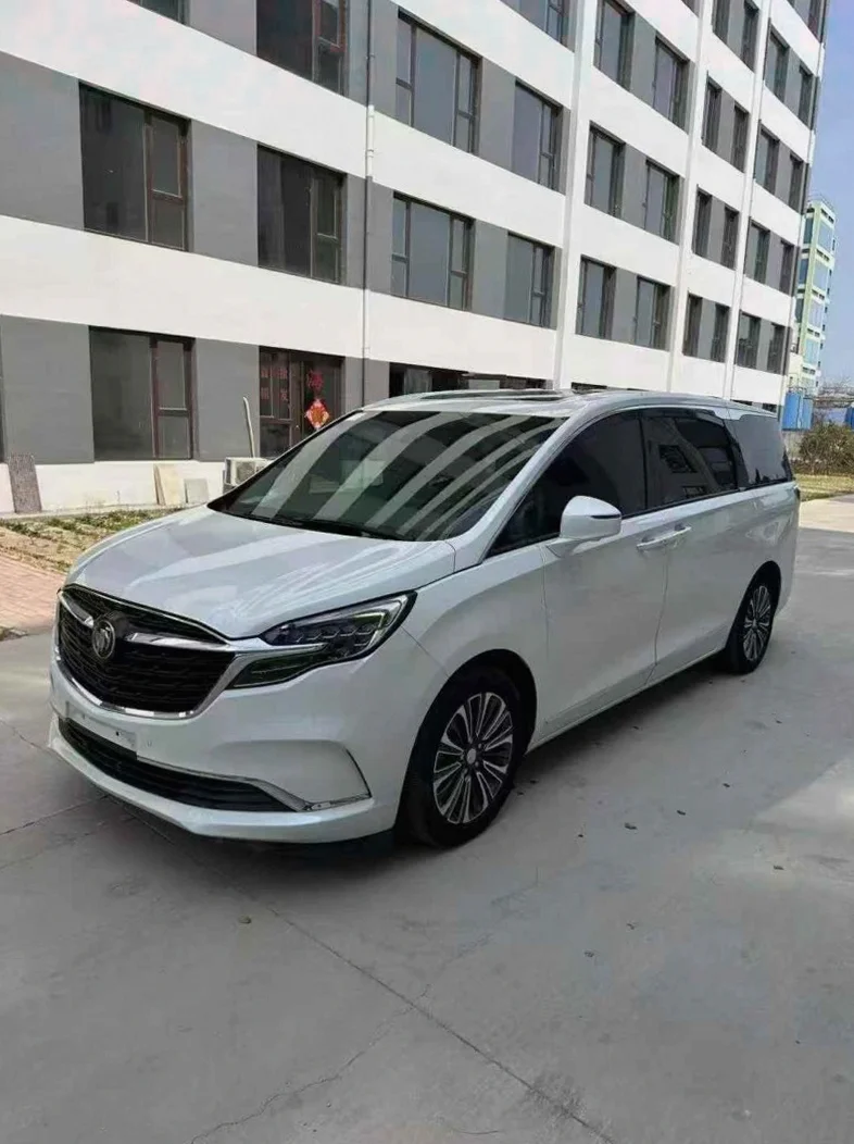 别克GL8 正面外观三