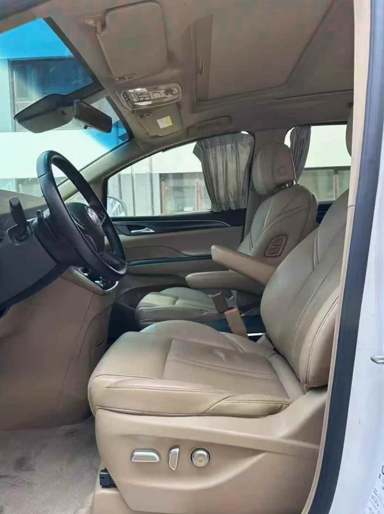 别克GL8 后面外观一