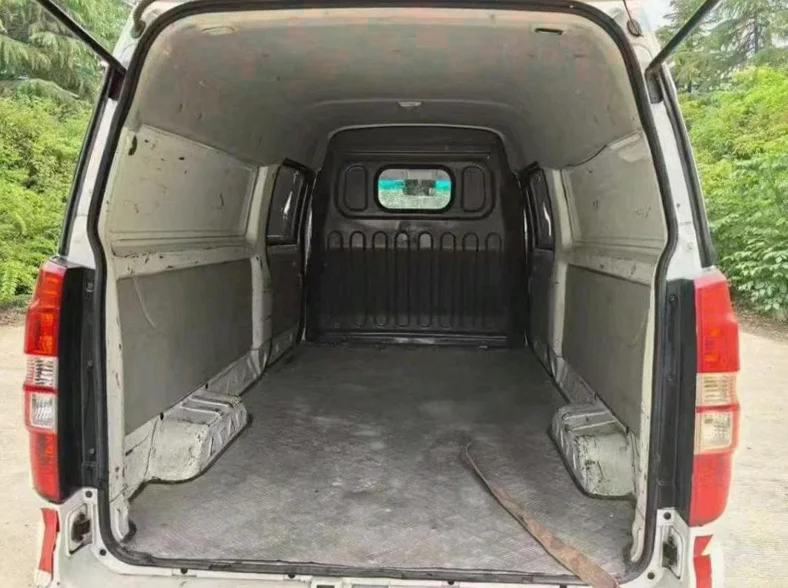 吉利远程 后面外观一