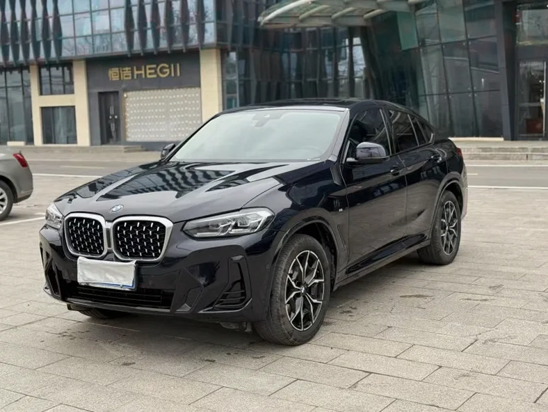 宝马X4 正面外观二