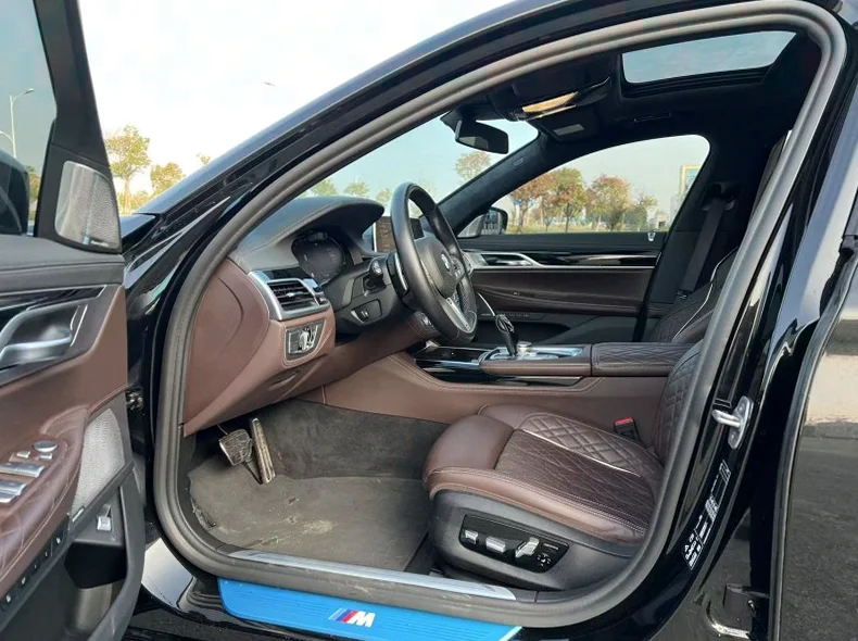 宝马7系 后面外观一