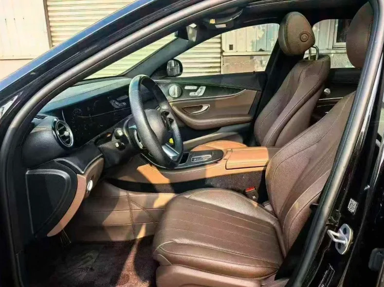 奔驰E 后面外观二