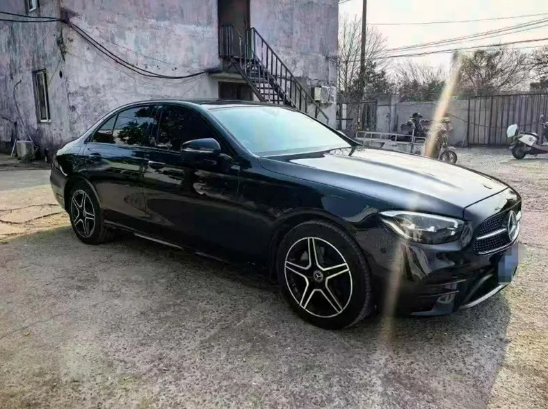 奔驰E 正面外观二