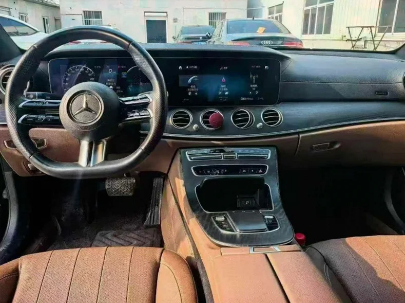 奔驰E 后面外观一