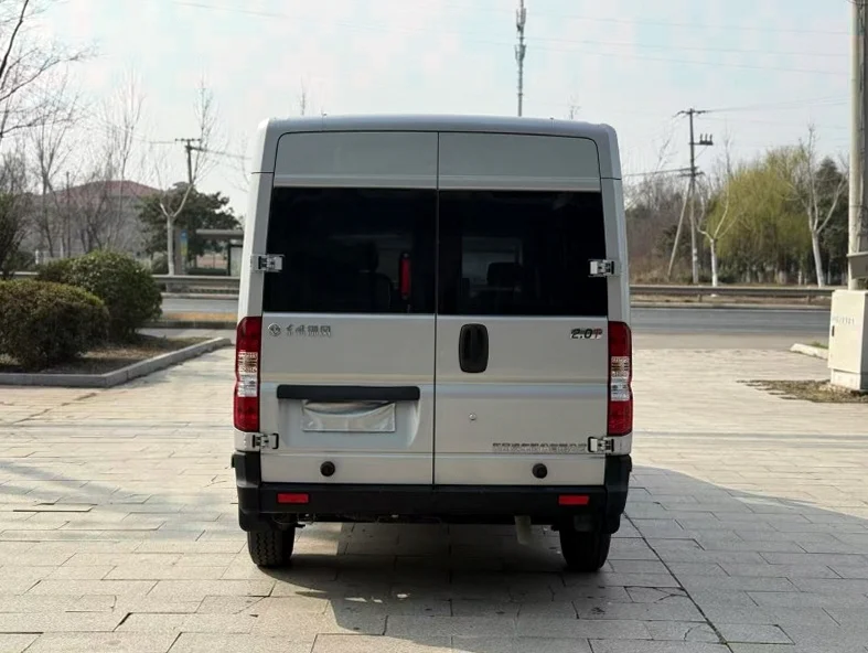 东风御风 内饰后排