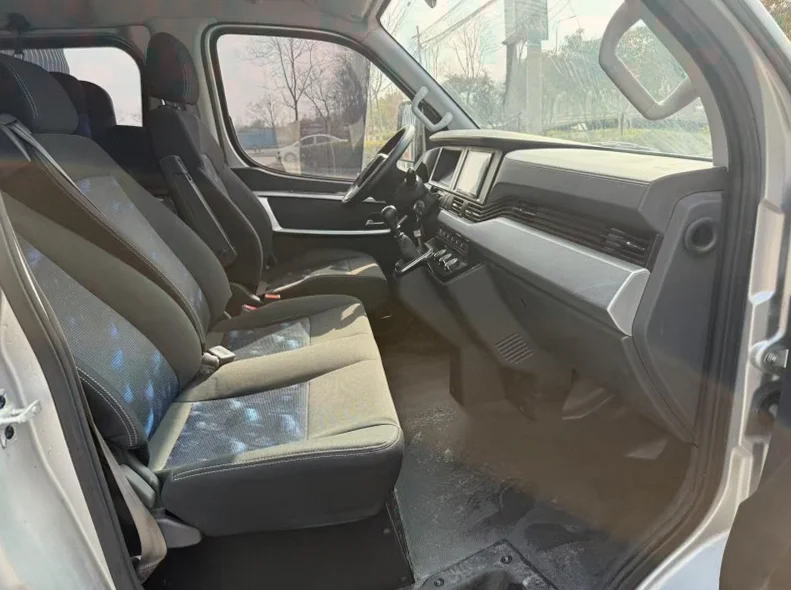 东风御风 驾驶室