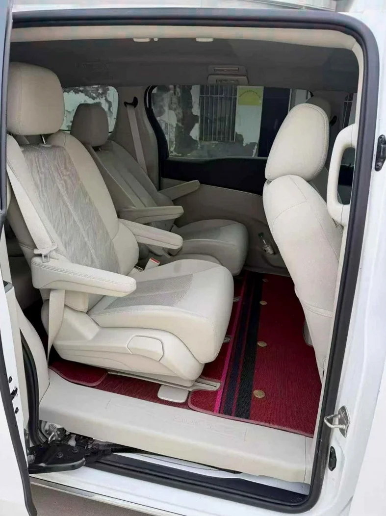 别克GL8 内饰前排