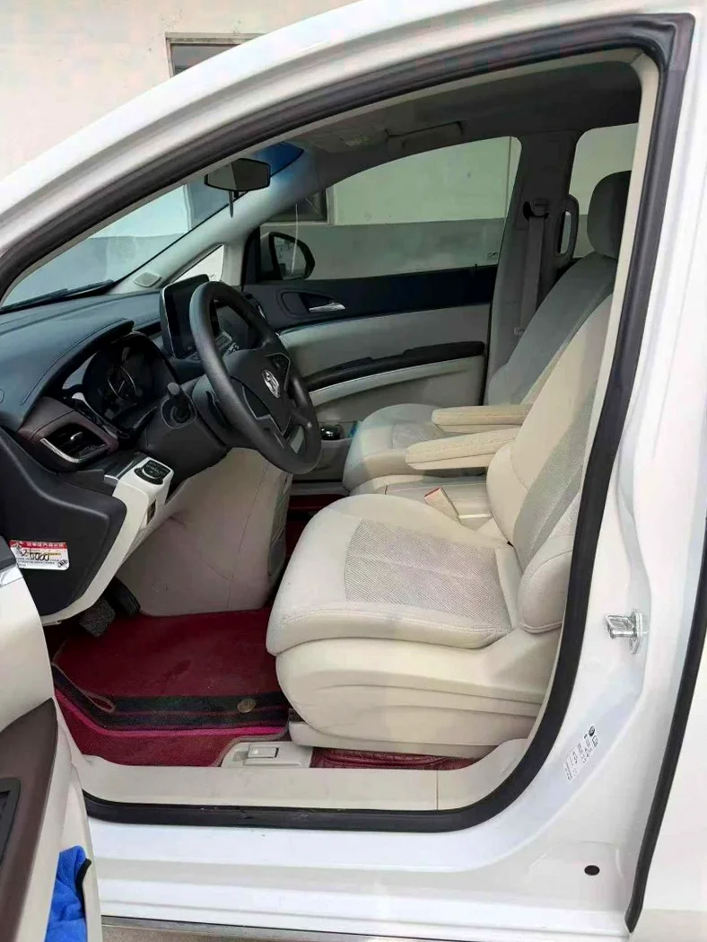 别克GL8 后面外观一