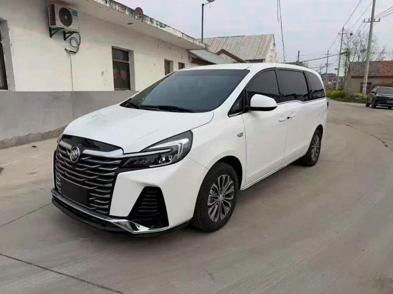 别克GL8 正面外观二