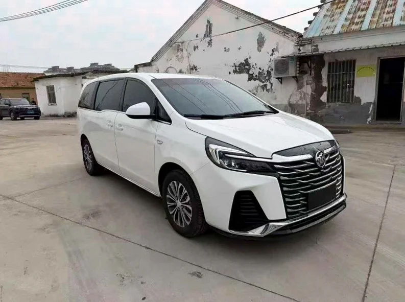 别克GL8 正面外观三