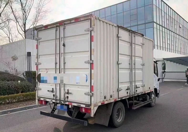 陕汽德龙 后面外观一