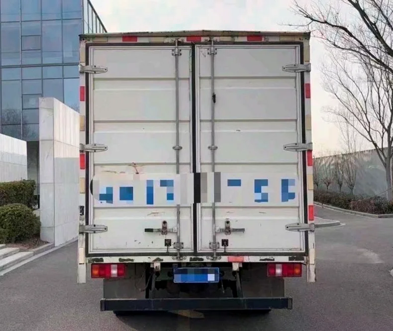 陕汽德龙 后面外观三