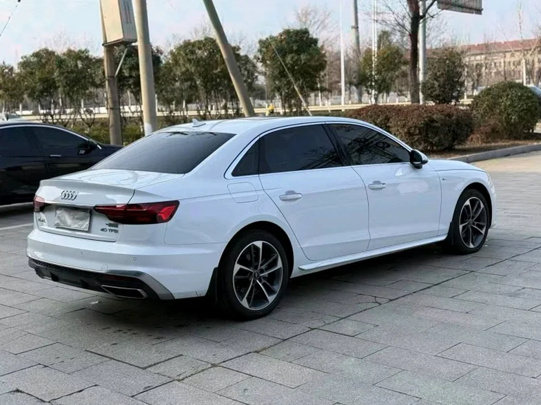 奥迪A4L 内饰前排