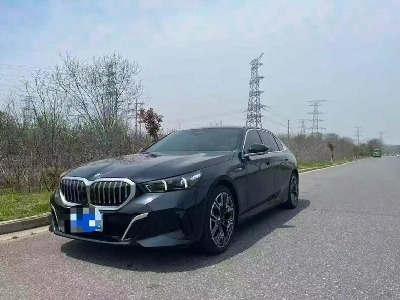 宝马5系 正面外观三