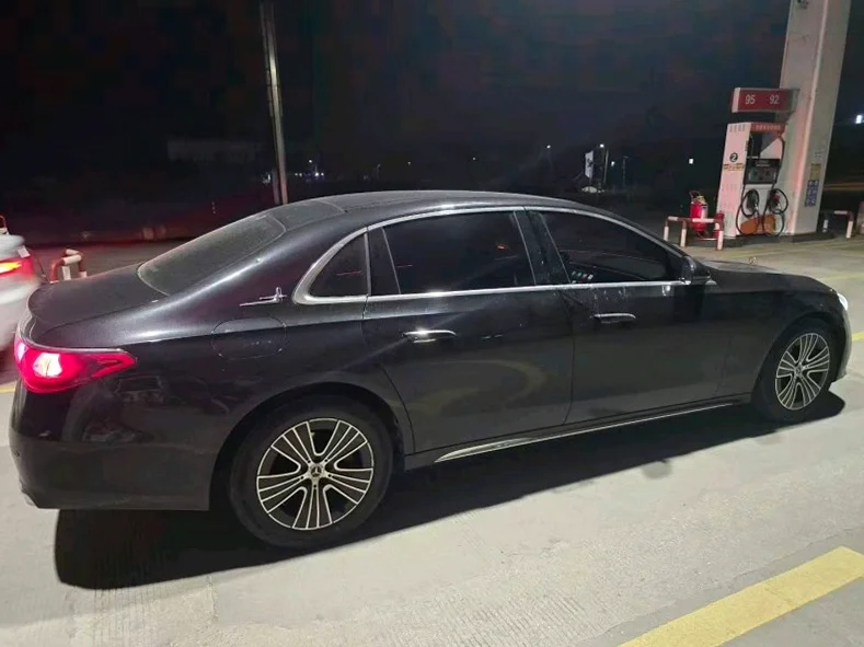 奔驰E 内饰后排