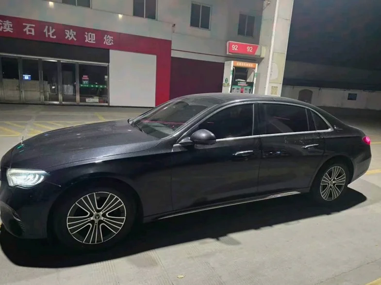 奔驰E 正面外观二