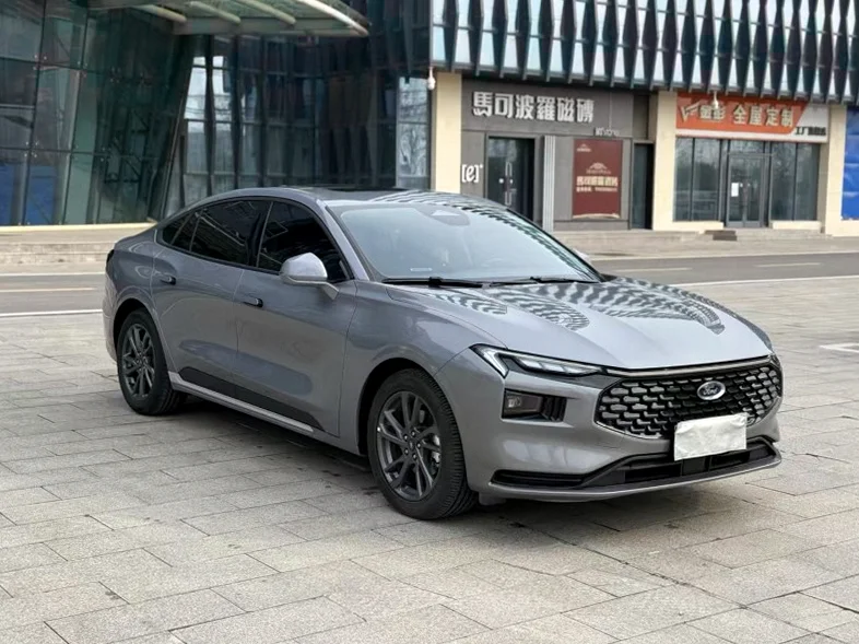 福特蒙迪欧 后面外观一