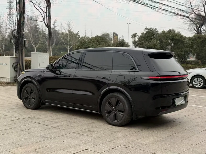 理想L8 后面外观二