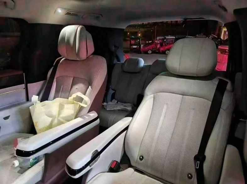 比亚迪夏 内饰后排